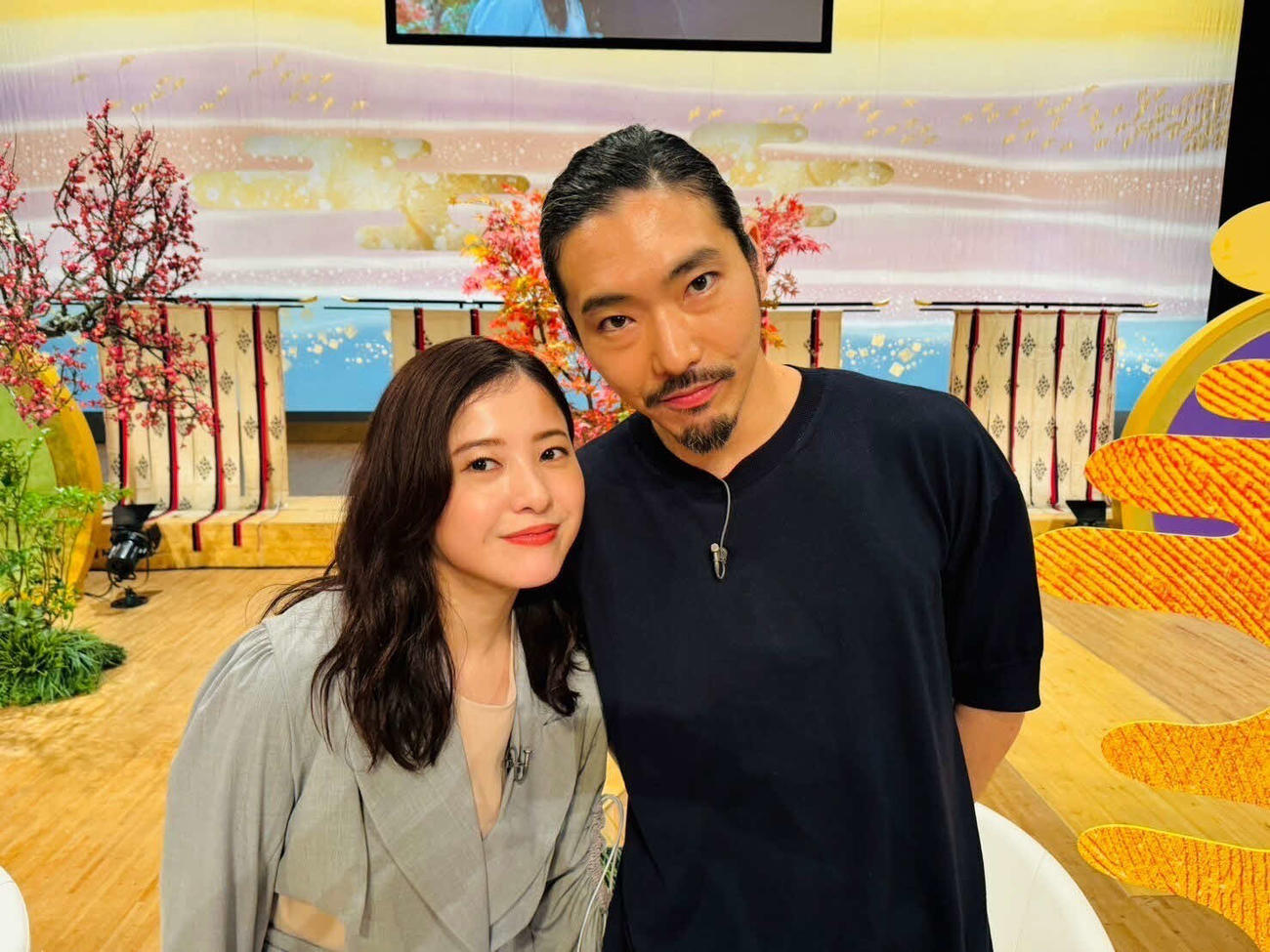 「土スタ」公開生放送に出演した吉高由里子と柄本佑（右）