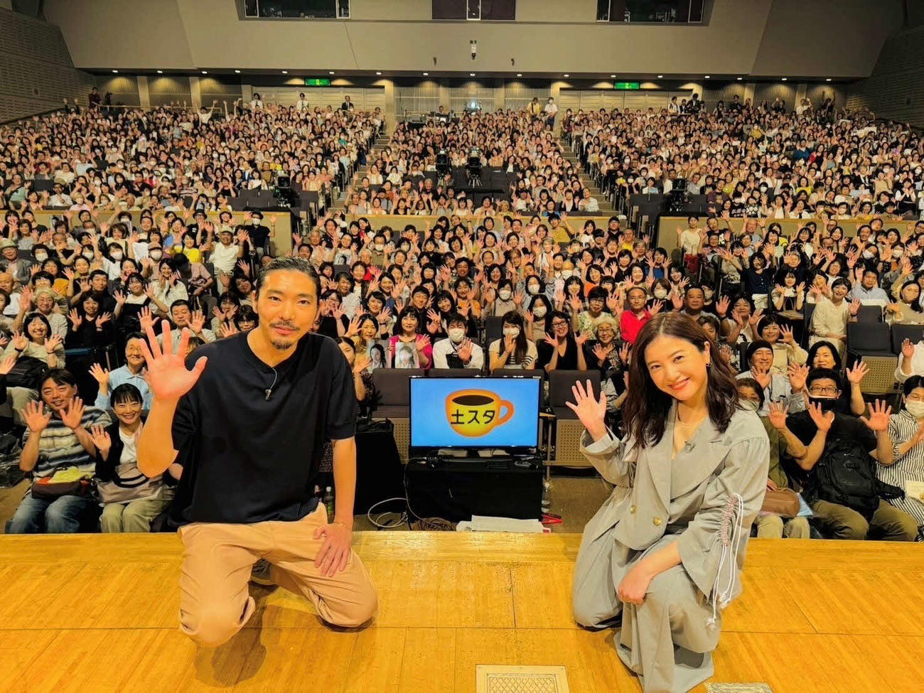 「土スタ」公開生放送に出演した吉高由里子と柄本佑（左）