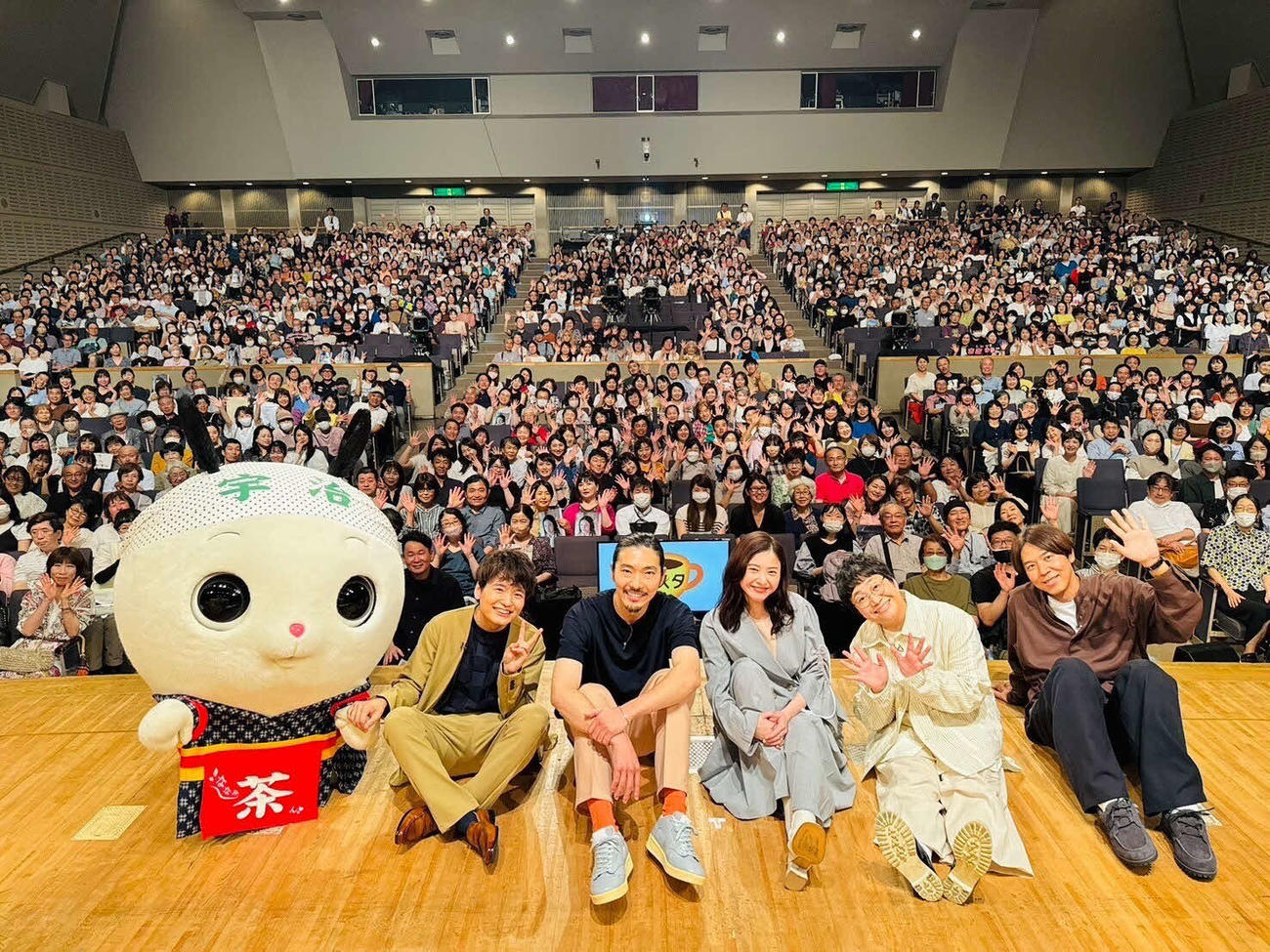「土スタ」公開生放送に出演した（左から）ななみちゃん、佐々木芳史アナウンサー、柄本佑、吉高由里子、ハリセンボン近藤春菜、ロッチコカドケンタロウ
