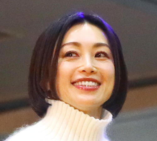酒井法子、美ボディ際立つノースリーブ黒チャイナドレス姿　赤い口紅が大人セクシー