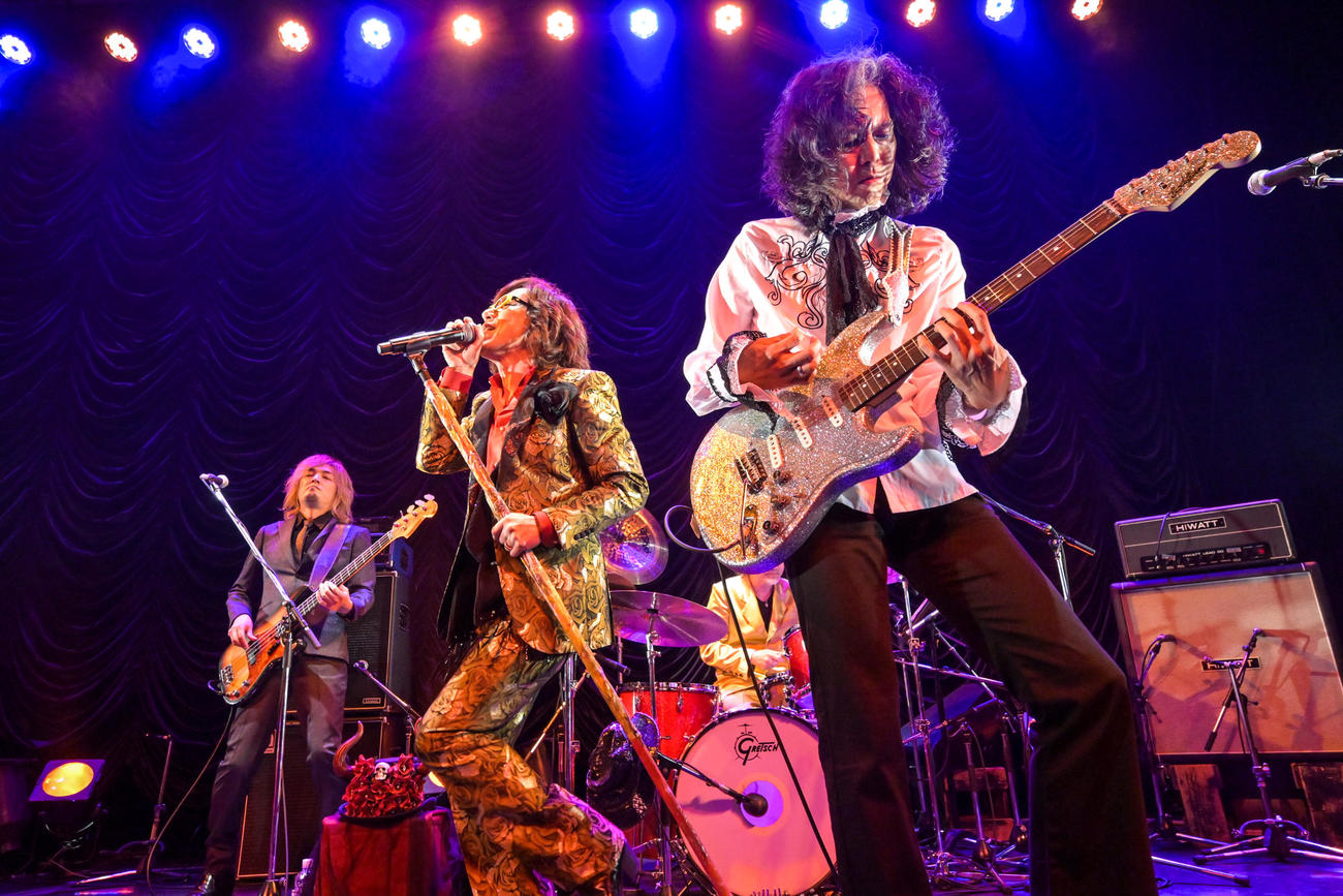 「Tour 2024　ロックンロール黄金狂時代」の東京公演でパフォーマンスするダイアモンド☆ユカイ（中）と木暮“shake”武彦（右）。左は平石一成