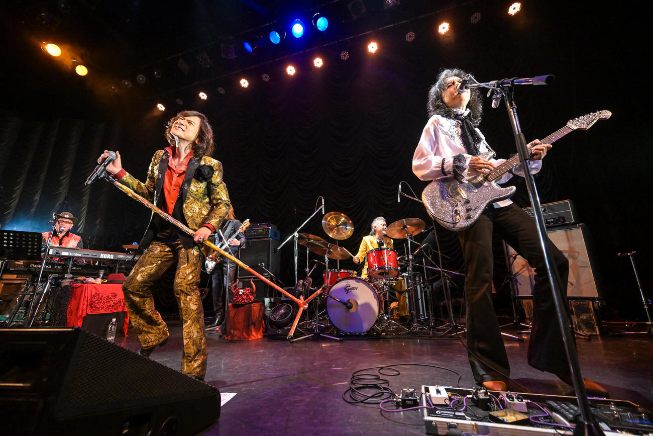 「Tour 2024　ロックンロール黄金狂時代」の東京公演でパフォーマンスするダイアモンド☆ユカイ（前列左）と木暮“shake”武彦（前列右）