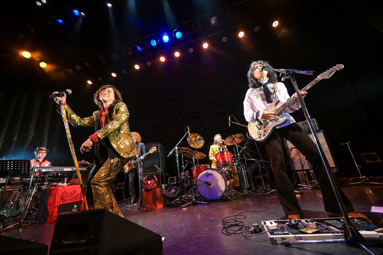 「Tour 2024　ロックンロール黄金狂時代」の東京公演でパフォーマンスするダイアモンド☆ユカイ（前列左）と木暮“shake”武彦（前列右）