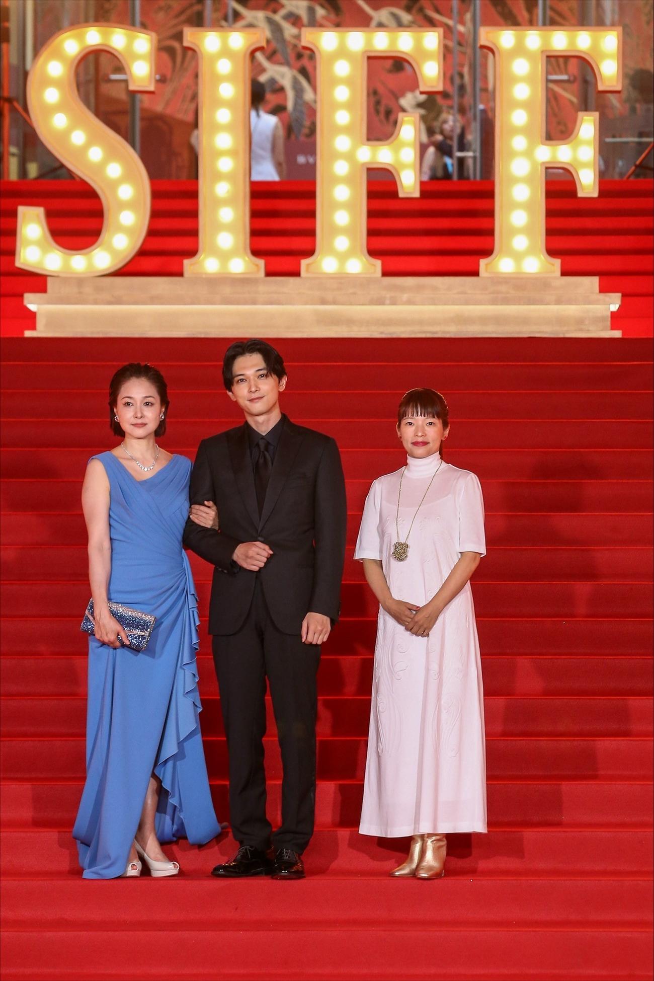 「第26回上海国際映画祭」のレッドカーペットに登場した、左から忍足亜希子、吉沢亮、呉美保監督