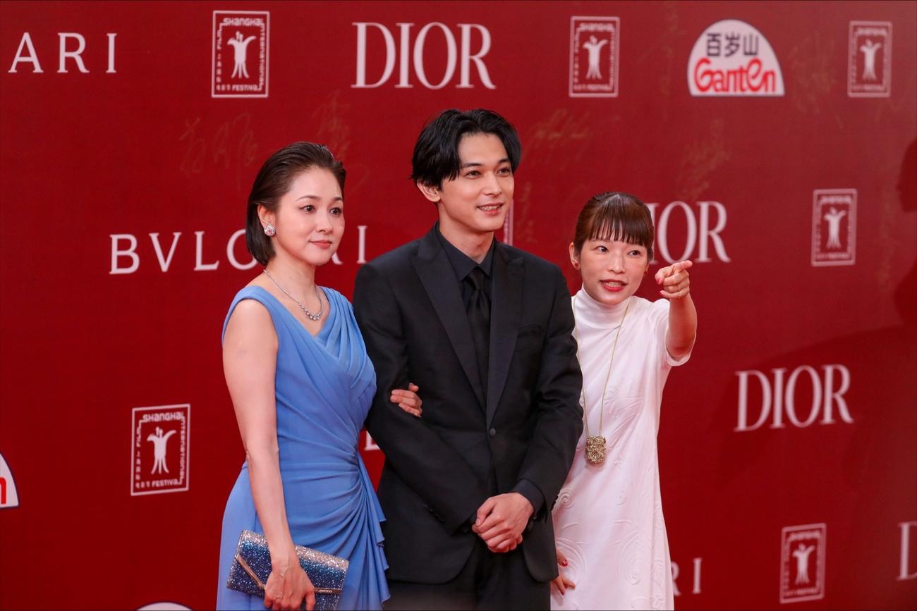 「第26回上海国際映画祭」のレッドカーペットに登場した、左から忍足亜希子、吉沢亮、呉美保監督