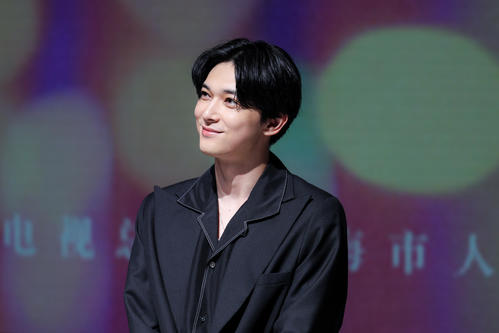 吉沢亮「上海国際映画祭」で笑顔　俳優15周年記念日重なり「本当に幸せな日」