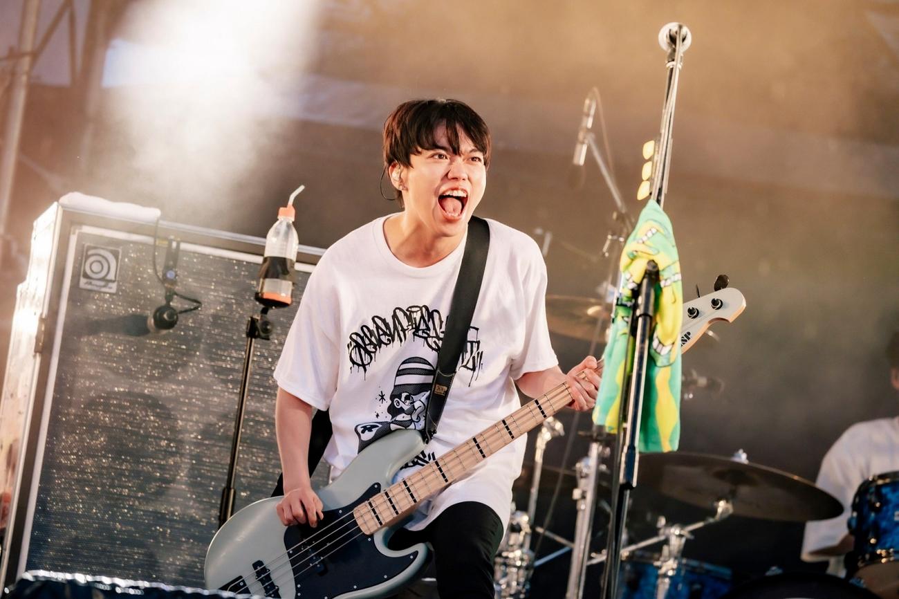 野外音楽フェス「YON FES 2024」で熱唱する04 Limited SazabysのGEN（撮影・藤井拓）