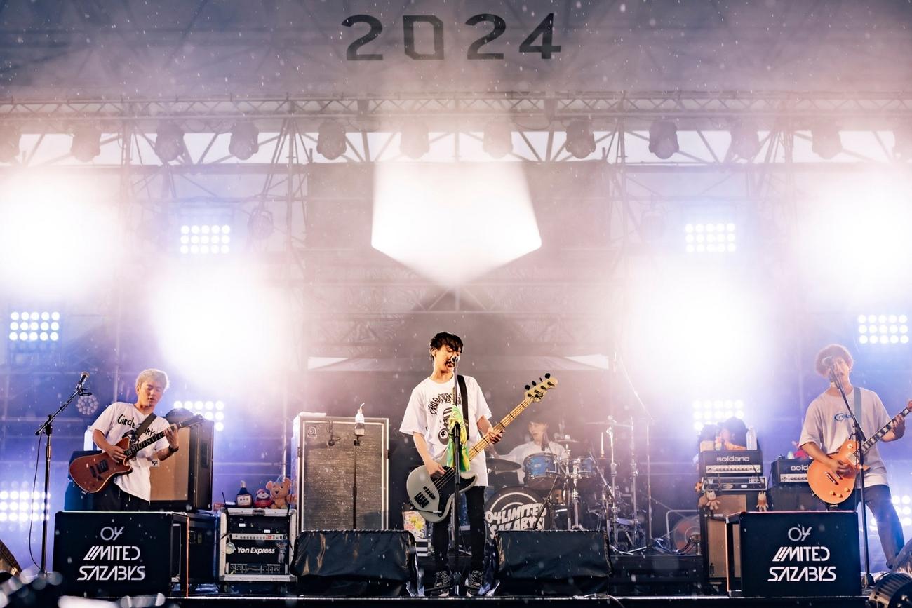 野外音楽フェス「YON FES 2024」でパフォーマンスをする04 Limited Sazabys（撮影・藤井拓）