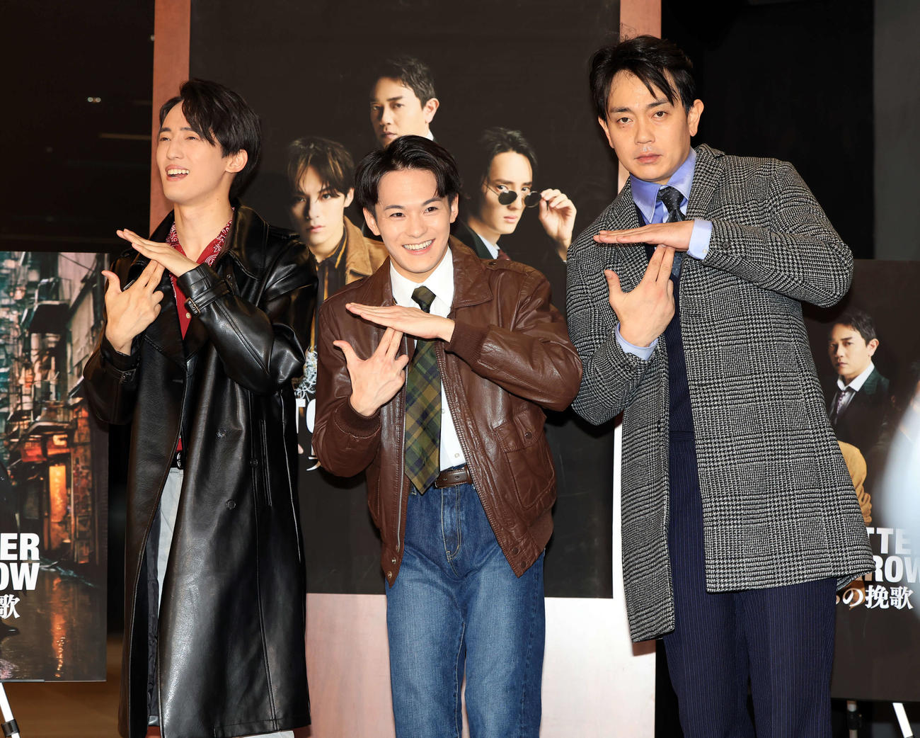 音楽劇「A BETTER TOMORROW－男たちの挽歌－」の会見で笑顔でポーズをとる川島如恵留（左）、松倉海斗（中央）、青柳翔（撮影・浅見桂子）