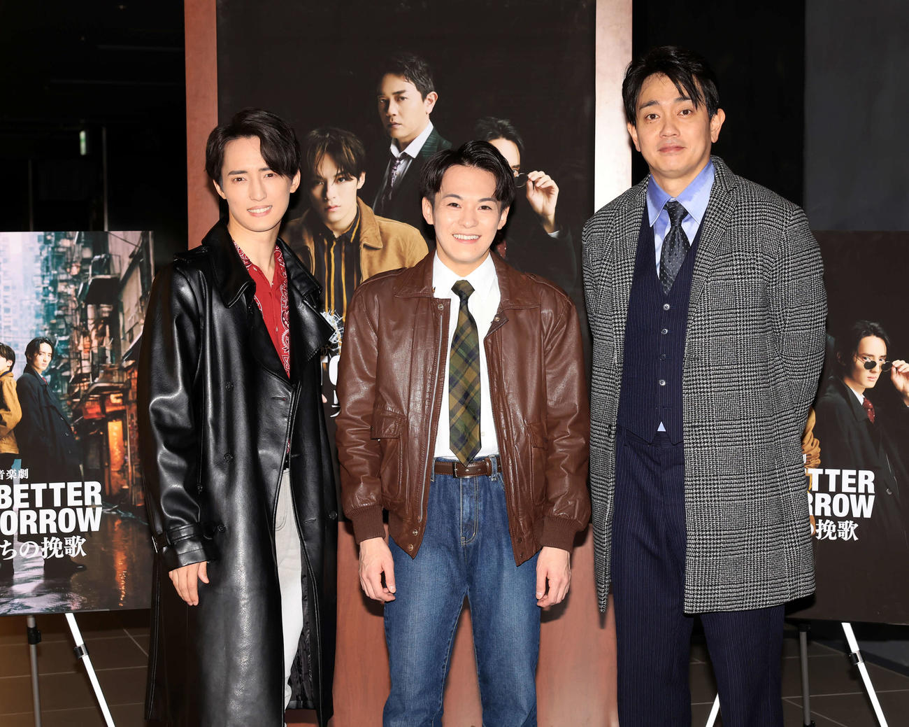 音楽劇「A BETTER TOMORROW－男たちの挽歌－」の会見で記念撮影する川島如恵留（左）、松倉海斗（中央）、青柳翔（撮影・浅見桂子）