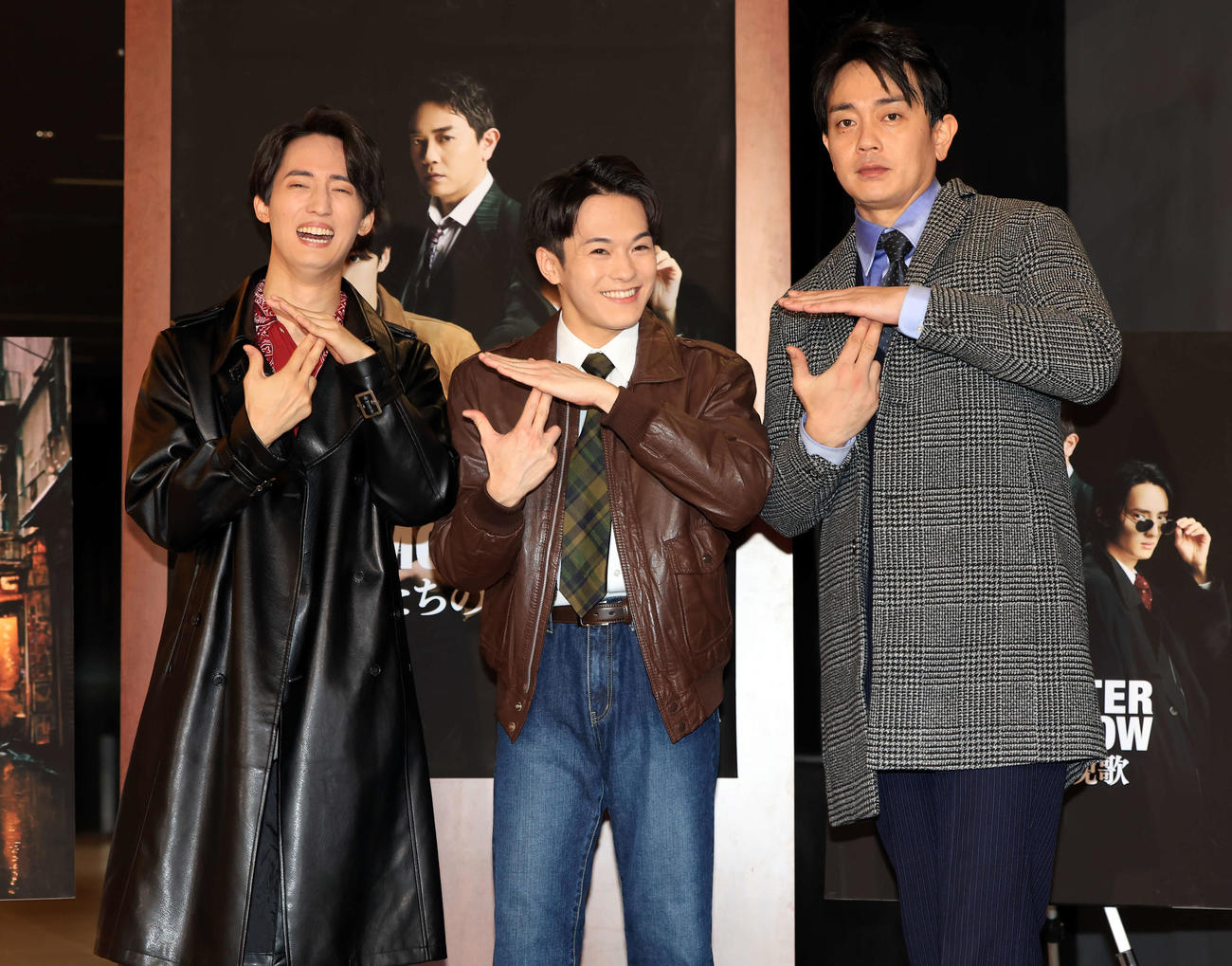 音楽劇「A BETTER TOMORROW－男たちの挽歌－」の会見で笑顔でポーズをとる、左から川島如恵留、松倉海斗、青柳翔（撮影・浅見桂子）