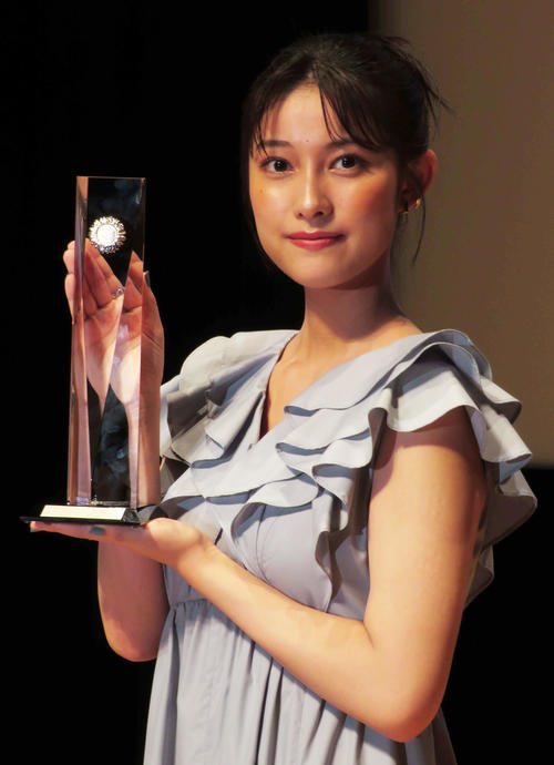 玉田志織「信じられない気持ちでいっぱい。より自分磨きを頑張ろうと」“横顔美人”の賞受賞