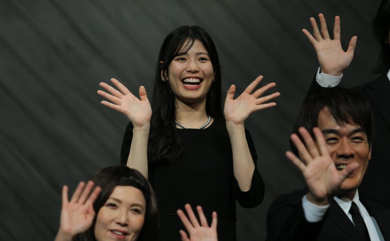 メディア公開時のステージで、笑顔で両手を振る滝谷美夢（手前右は共演の森崎、左は小橋。撮影・中島洋尚）