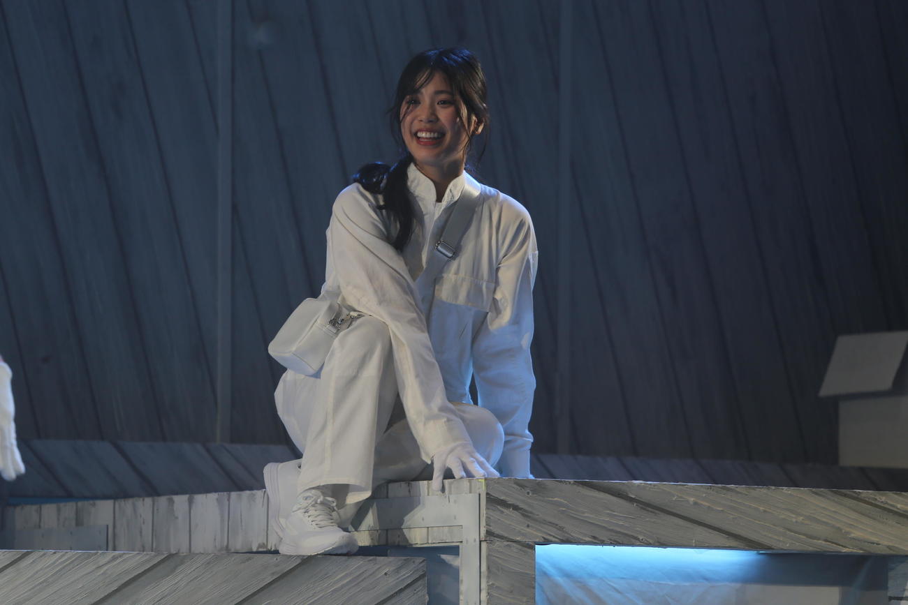 笑顔で特殊清掃員を演じる元ファイターズガールの滝谷美夢は、スマホをガン見する（撮影・中島洋尚）