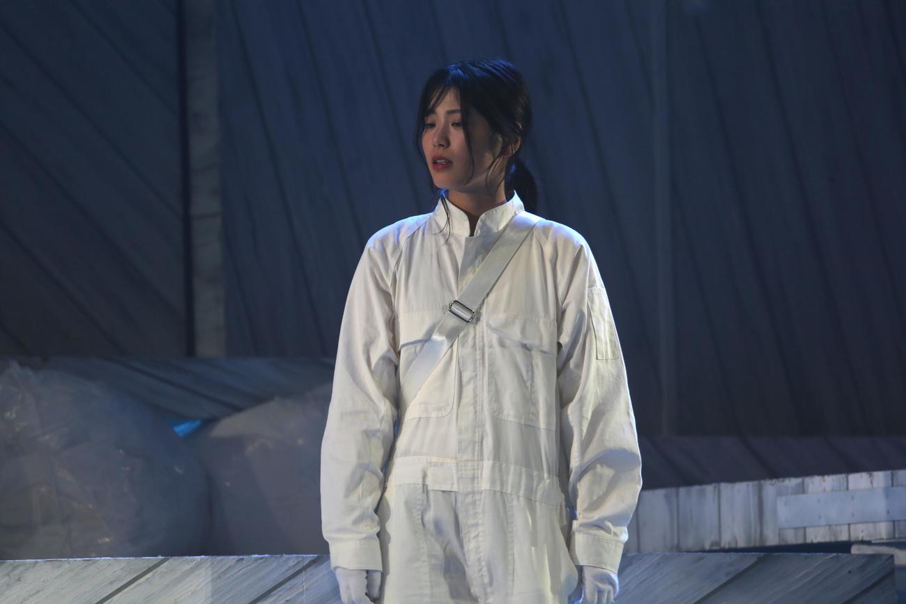 悲しいシーンを演じる元ファイターズガールの滝谷（撮影・中島洋尚）