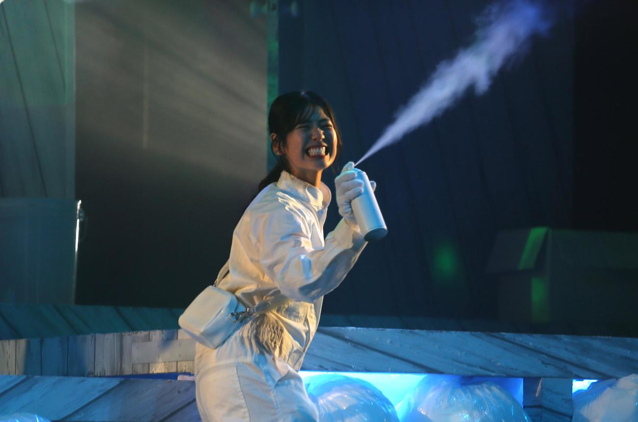 消臭スプレーを噴射するシーンを演じる元ファイターズガールの滝谷（撮影・中島洋尚）