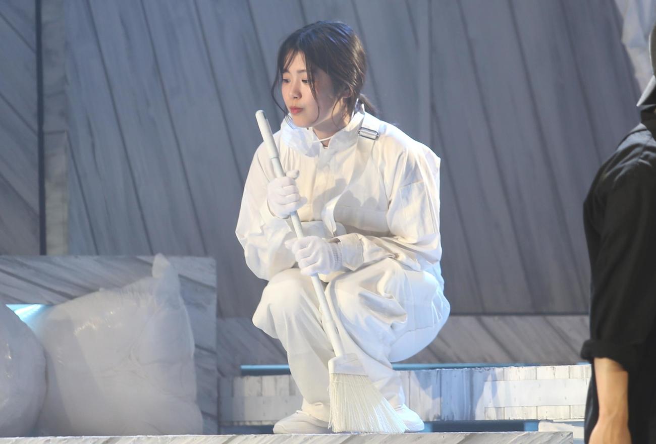 物思いにふけりながら掃除するシーンを演じる元ファイターズガールの滝谷（撮影・中島洋尚）