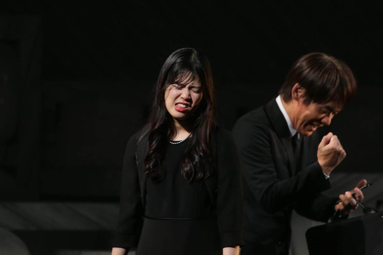 イヤーな顔をする元ファイターズガールの滝谷（右は共演の森崎。撮影・中島洋尚）