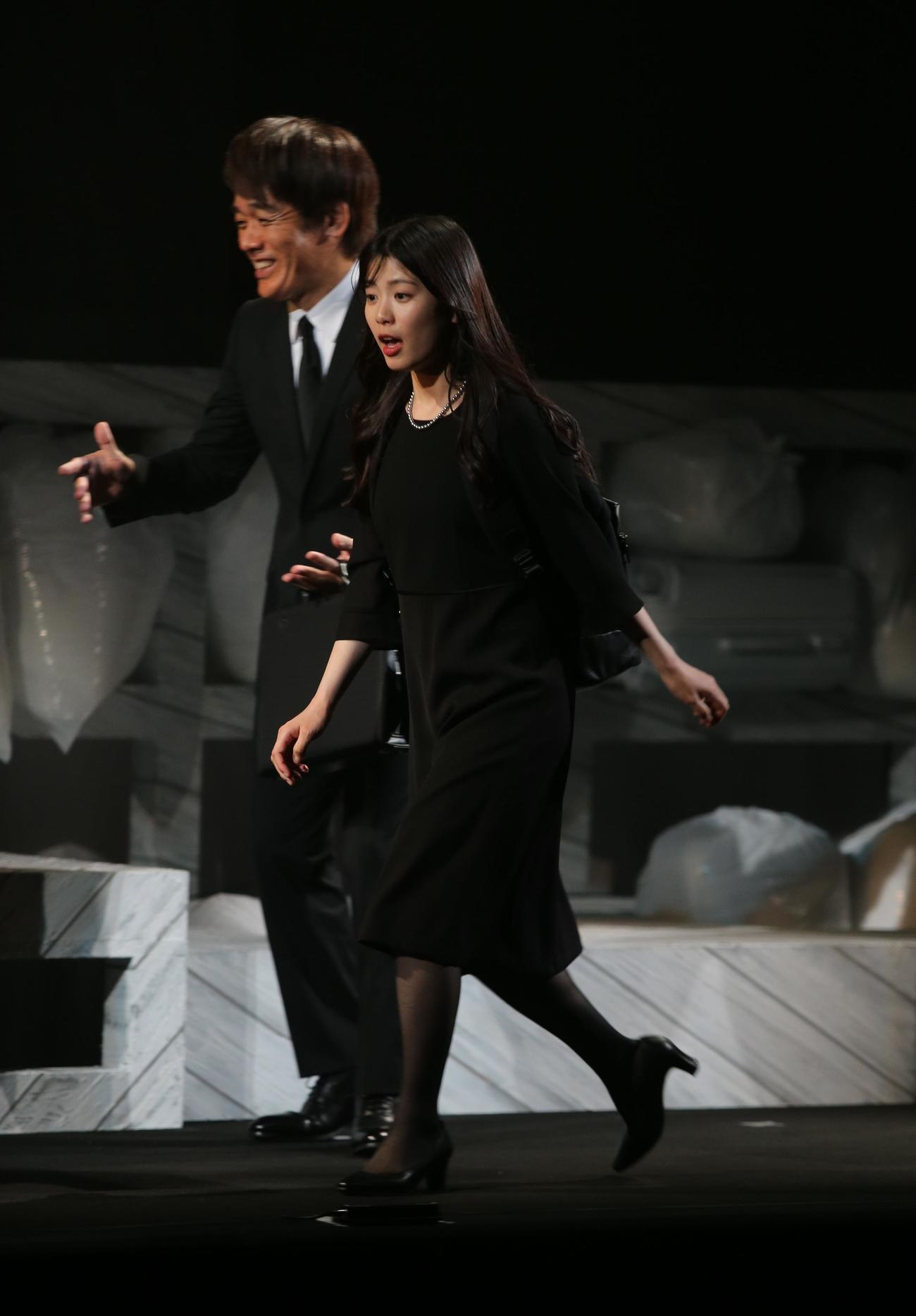 元ファイターズガールの滝谷は、歩きながら少し驚きの表情を見せる（奥は共演の森崎。撮影・中島洋尚）