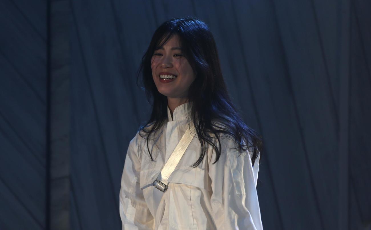 元ファイターズガールの滝谷は、艶のある笑顔を見せる（撮影・中島洋尚）