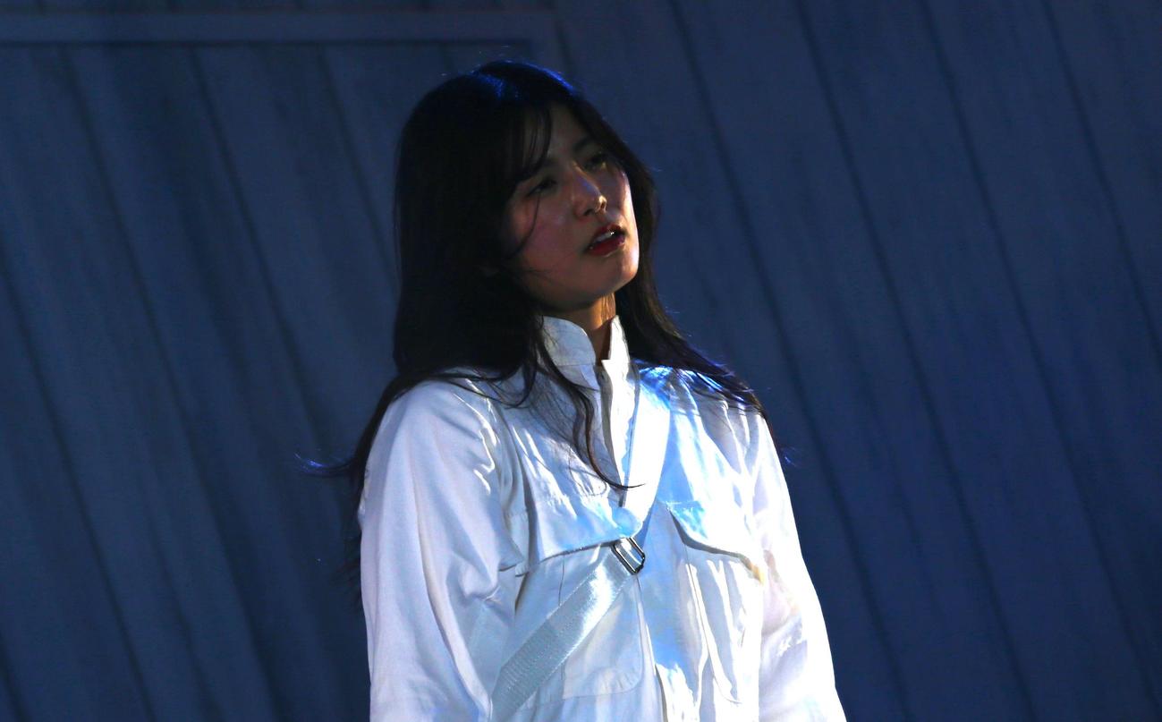 元ファイターズガールの滝谷は、憂いのある表情を見せる（撮影・中島洋尚）