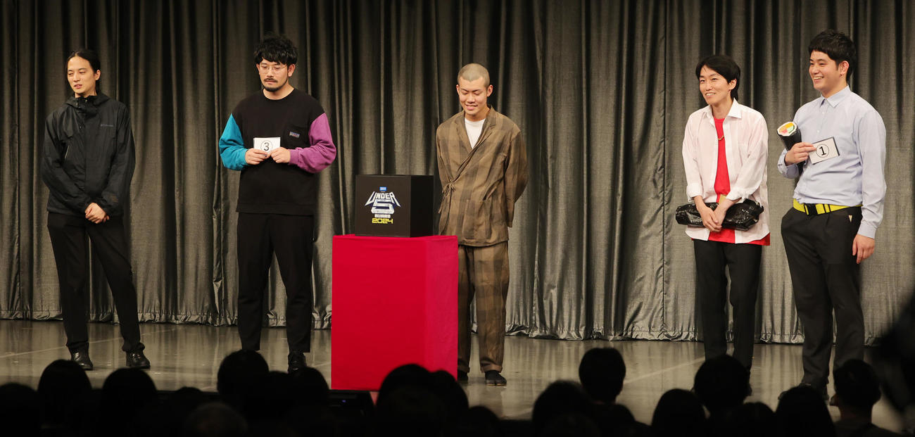 「UNDER5 AWARD 2024」の最終決戦に進出した、左からキャプテンバイソン、清川雄司、ツンツクツン万博（撮影・野上伸悟）
