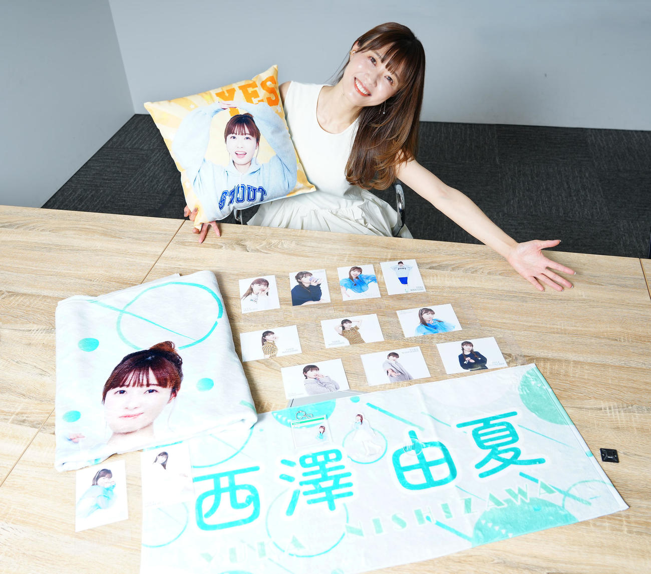 「良かったらお買い求め下さいね！」グッズを前に笑顔を見せるABEMA西澤由夏アナウンサー（撮影・たえ見朱実）