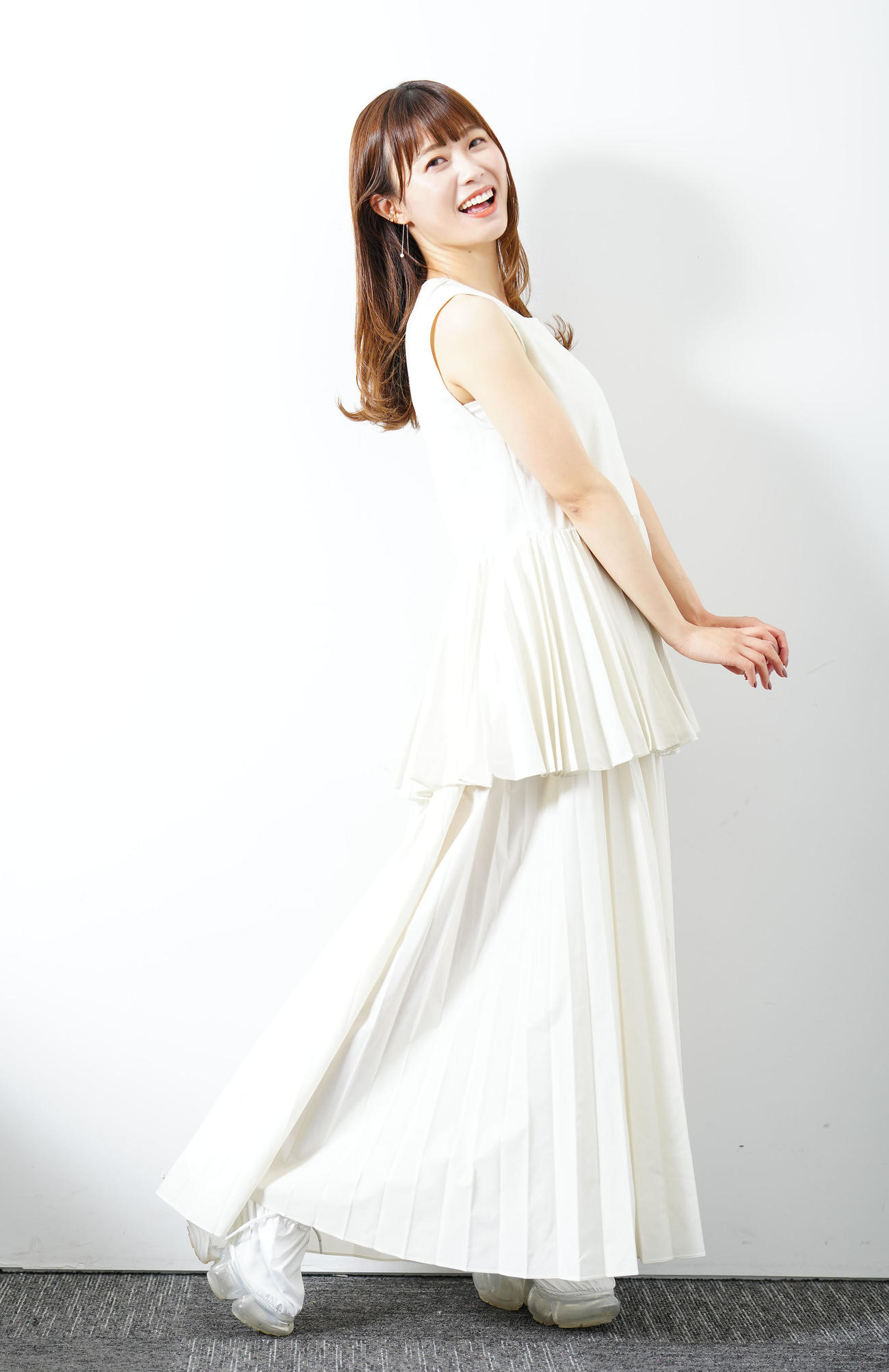 笑顔を見せるABEMA西澤由夏アナウンサー（撮影・たえ見朱実）