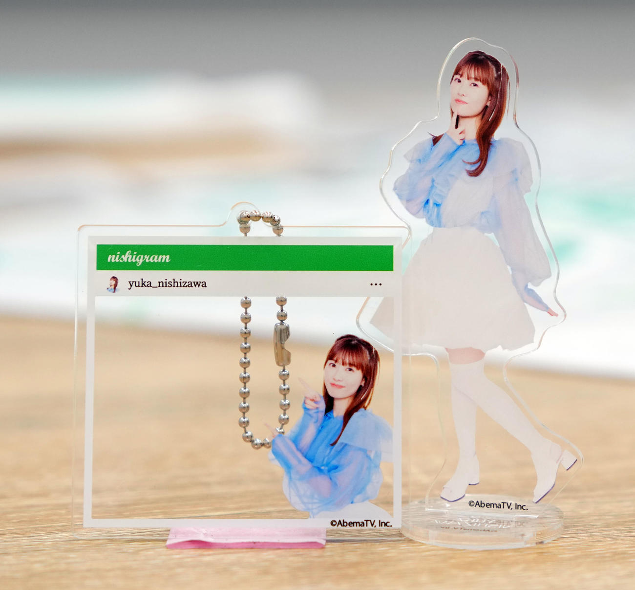 「アイドルをイメージした」というABEMA西澤由夏アナウンサーのキーホルダーとアクリルスタンド