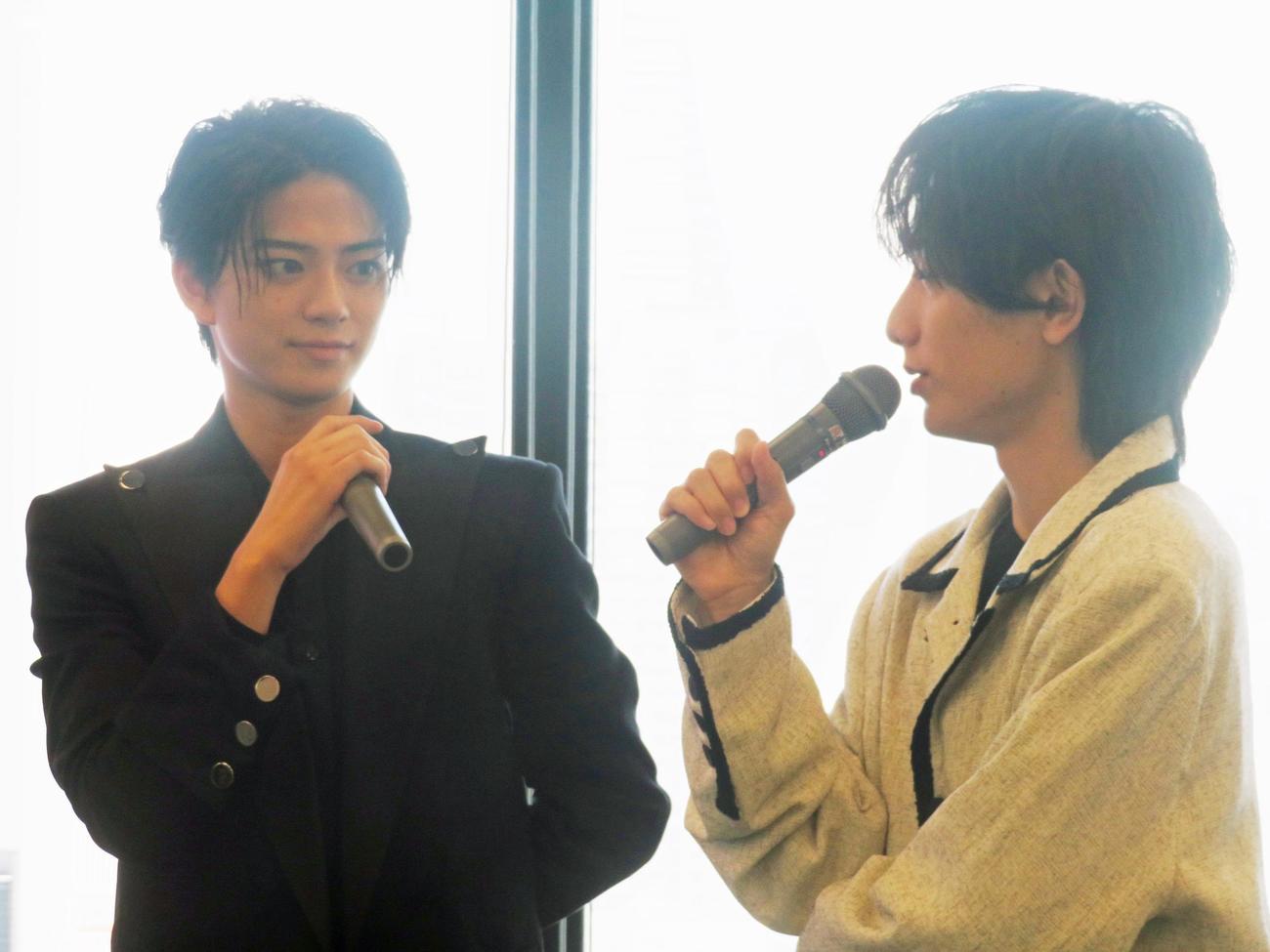 トークを披露する岩瀬洋志（左）と小西詠斗