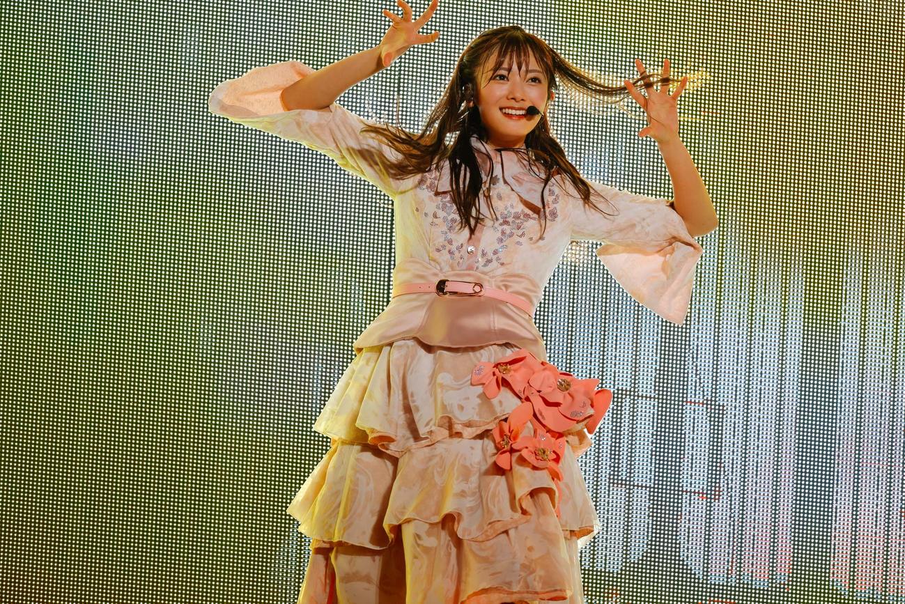 全国ツアーファイナルの東京ドーム公演でパフォーマンスする櫻坂46田村保乃（撮影・上山陽介氏）