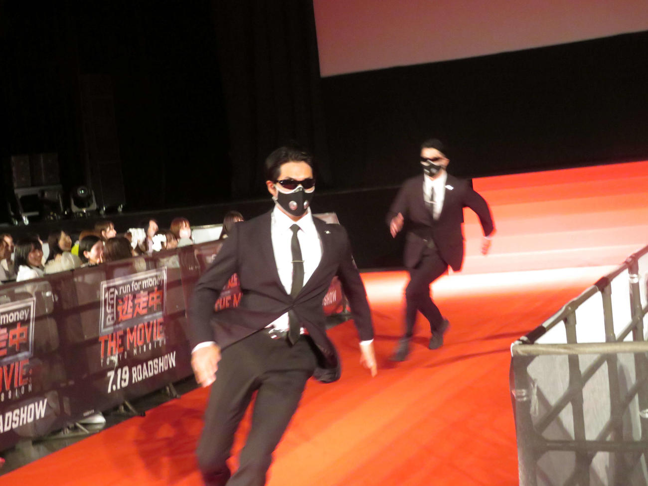 「逃走中　THE MOVIE」完成披露舞台あいさつで追いかけるハンター（撮影・村上幸将）
