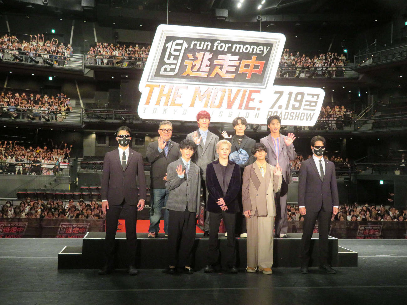 「逃走中　THE MOVIE」完成披露舞台あいさつに登壇した、前列左2人目から佐藤大樹、川西拓実、中島颯太、後列左から西浦正記監督、金城碧海、木全翔也、瀬口黎弥（撮影・村上幸将）