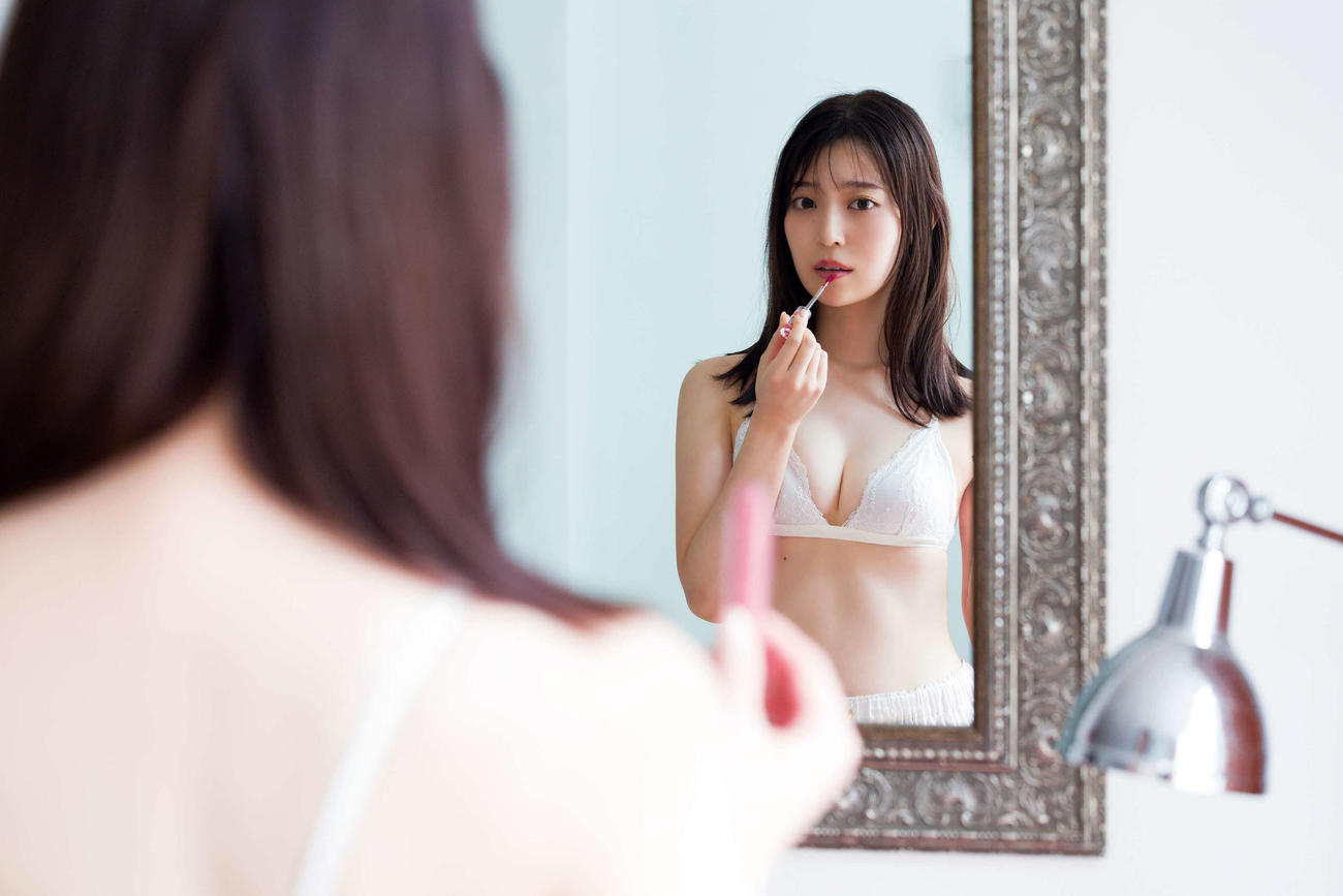 乃木坂46阪口珠美の初写真集「青いバラ」（撮影・Takeo Dec.）