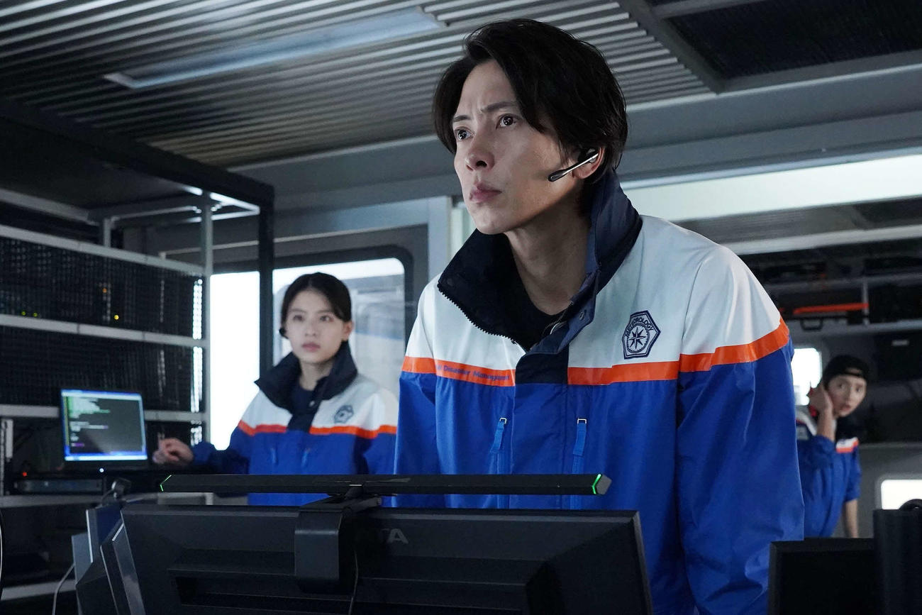 フジテレビ系「ブルーモーメント」より左から出口夏希、山下智久（C）フジテレビ