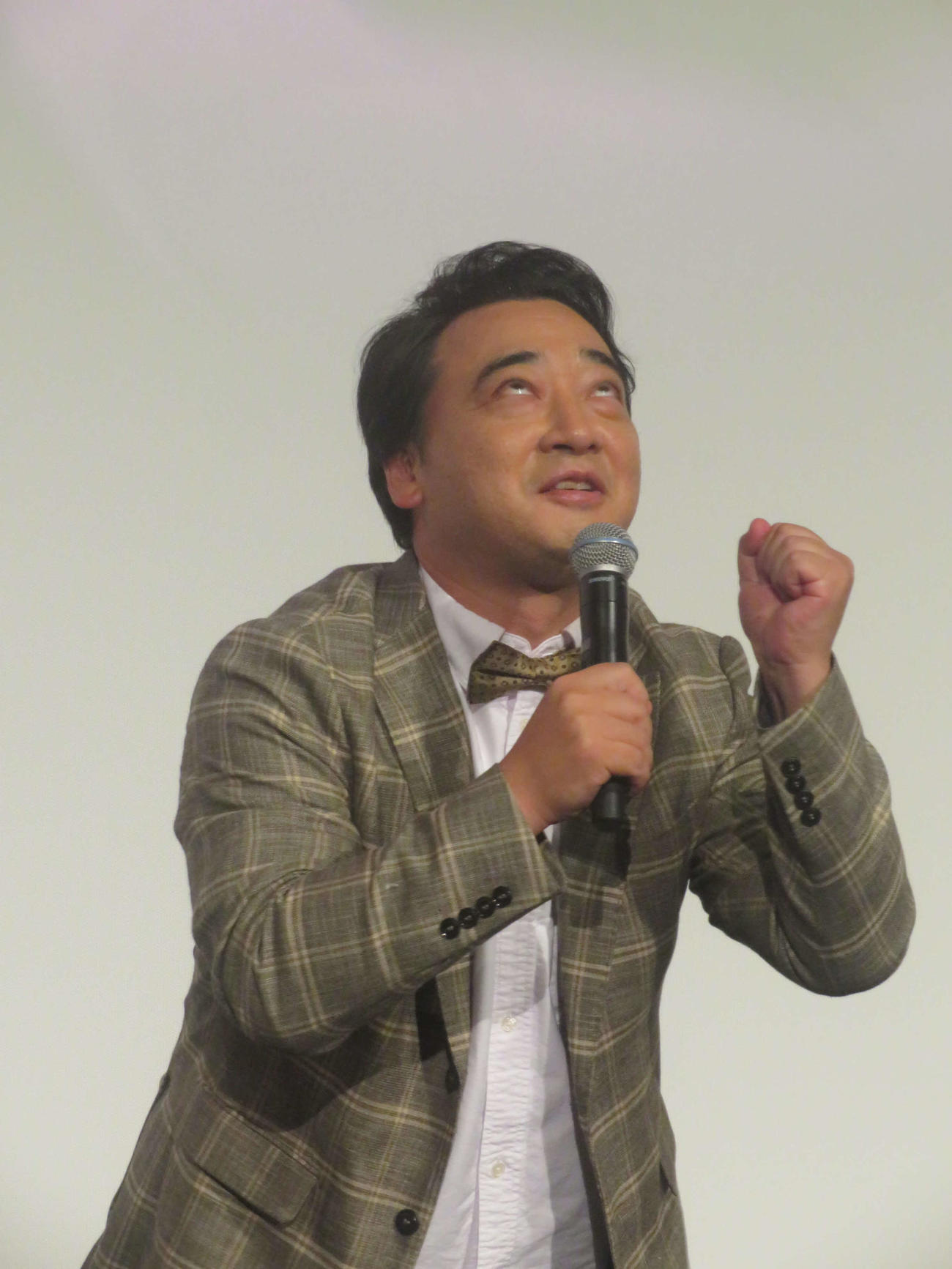 ネタの「はぁい！」を披露する斉藤慎二
