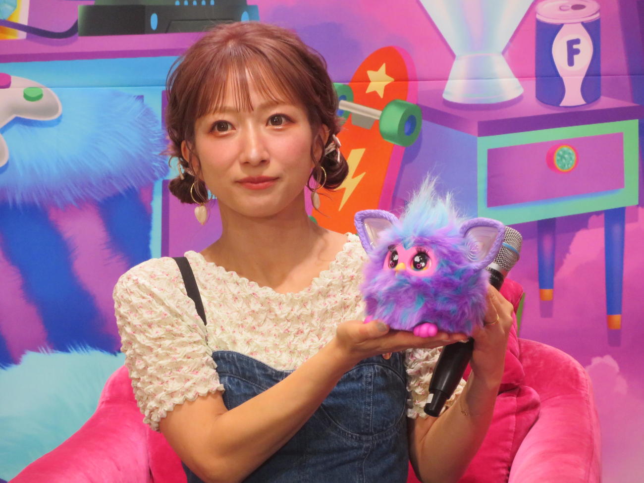 12年ぶりに日本上陸する「ファービー」をPRする辻希美