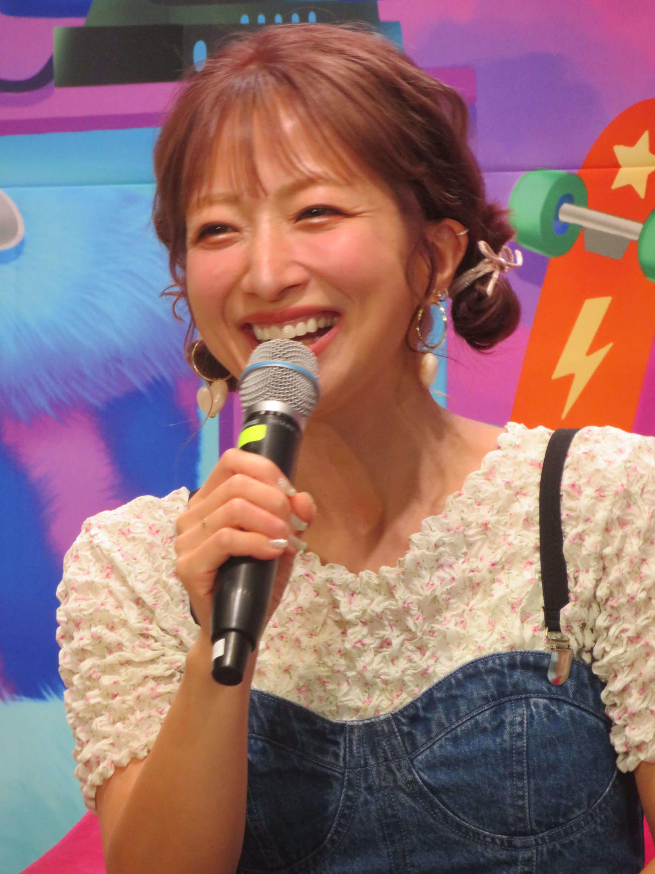 笑顔で話す辻希美