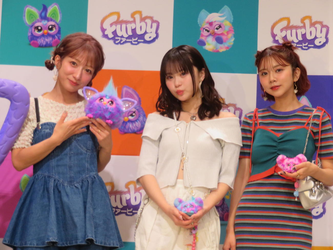 「ファービー」発売記念PRイベントに出席した、左から辻希美、さくら、高梨優佳