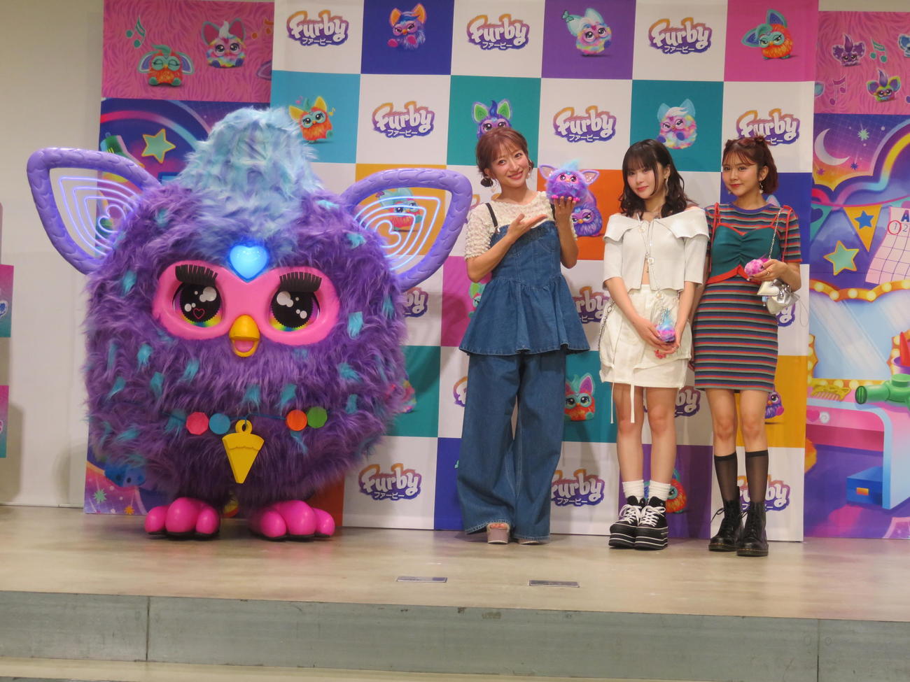 「ファービー」発売記念PRイベントに出席した、左から辻希美、さくら、高梨優佳