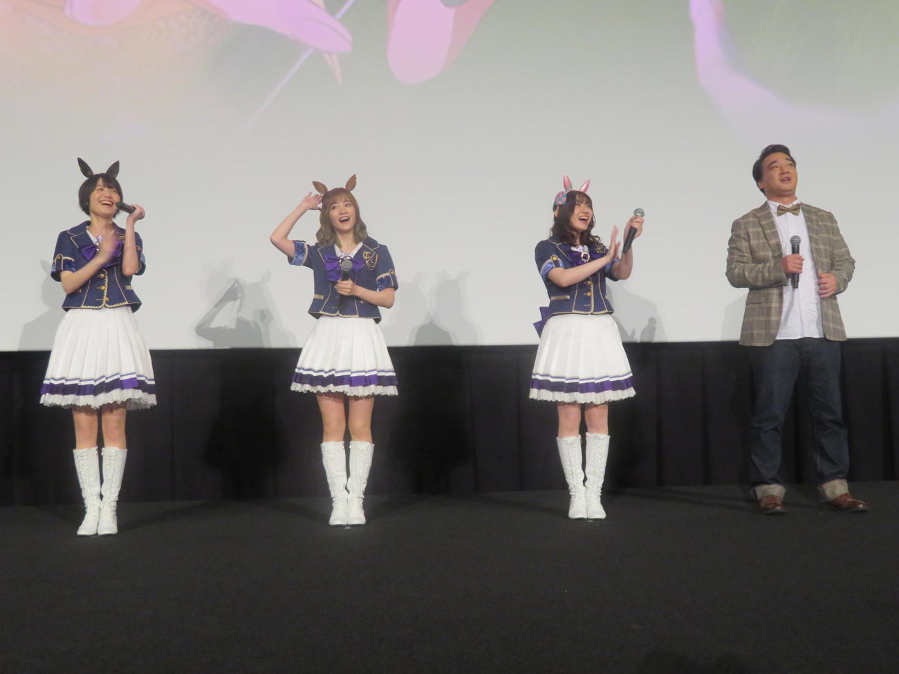 劇場版「ウマ娘　プリティーダービー　新時代の扉」大ヒット御礼舞台あいさつに出席した、左から松井恵理子、藤本侑里、福嶋晴菜、斉藤慎二