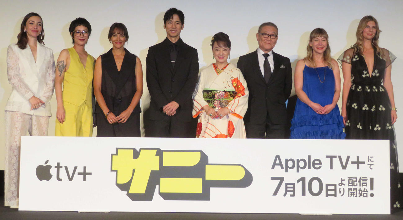 Apple TV＋「サニー」特別試写会に登壇した、左からジョアンナ・ソトムラ、annie the clumsy、ラシダ・ジョーンズ、西島秀俊、ジュディ・オング、國村隼、ケイティ・ロビンス氏、ルーシー・チェルニアク氏（撮影・村上幸将）