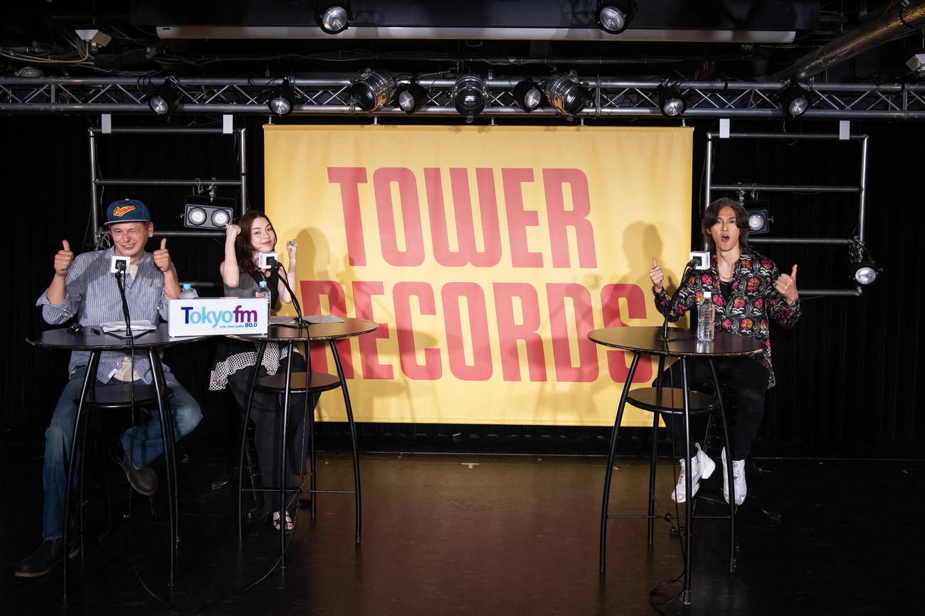 新アルバム「只者」の発売を記念して公開収録トークイベントを行った稲葉浩志（右）。左はジョージ・ウィリアム、中央は安田レイ