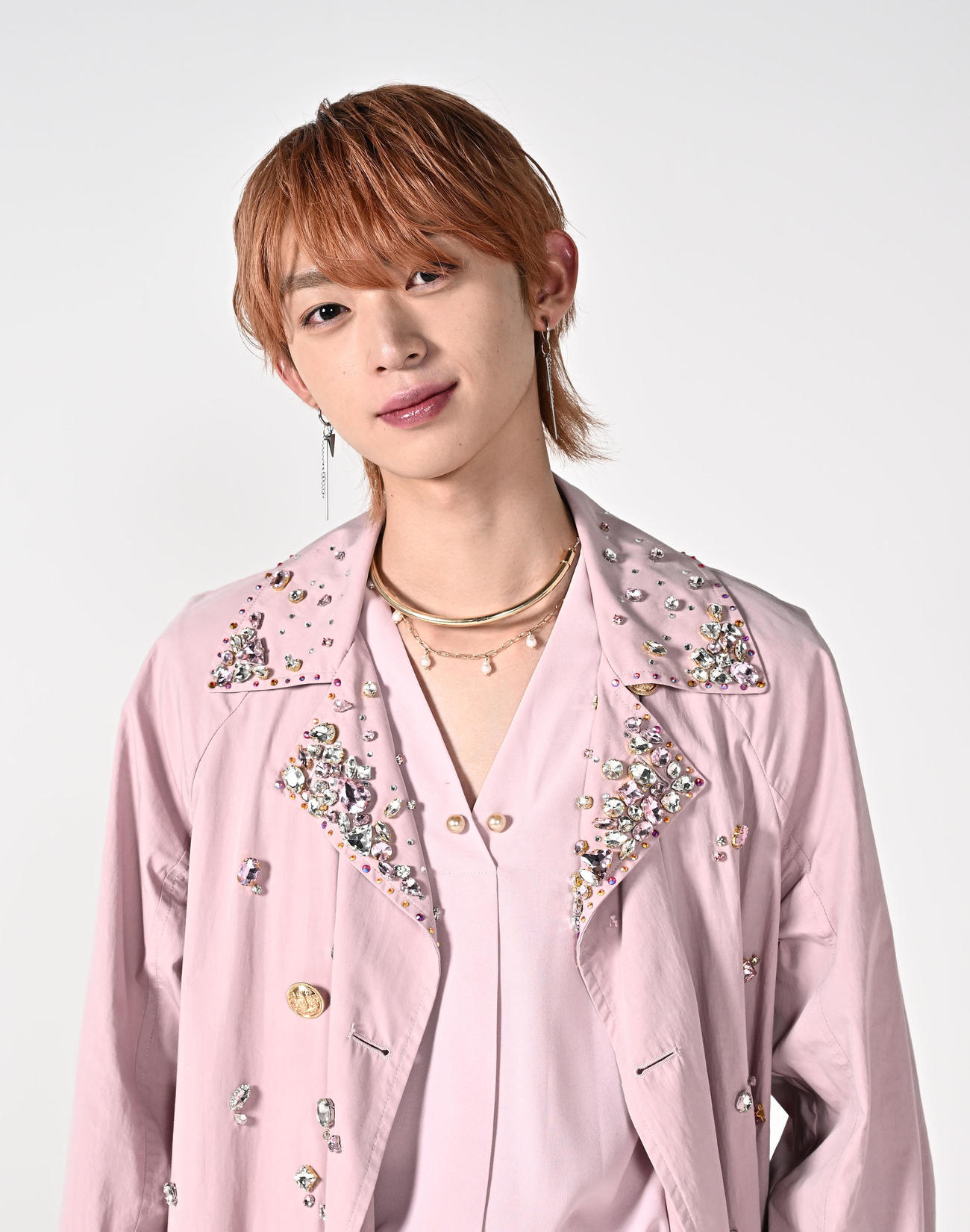 ポーズを決めるLienelの近藤駿太（撮影・滝沢徹郎）