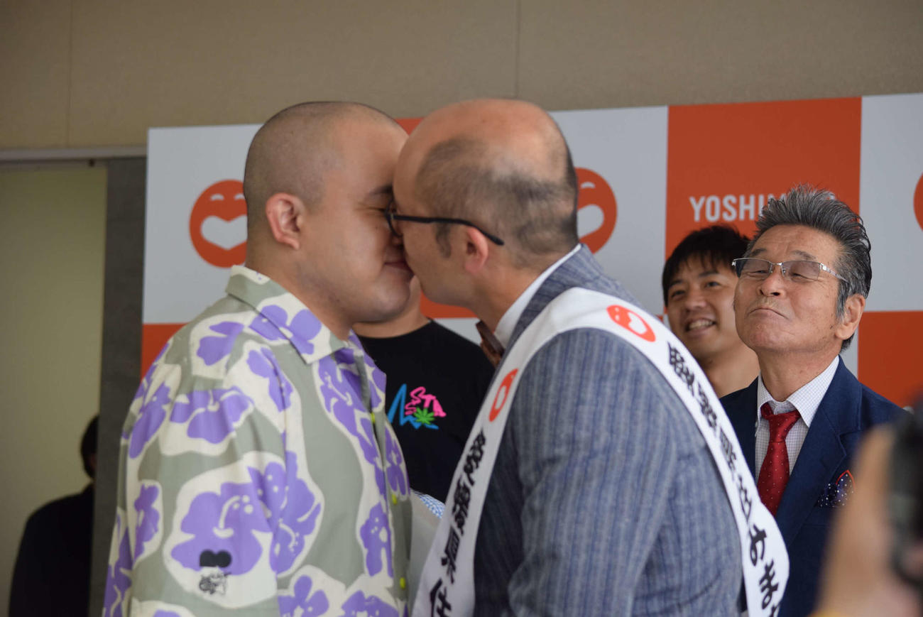 祝福のキスをする多和田上人（左）ともりすけ（撮影・阪口孝志）