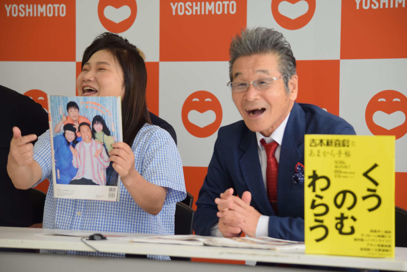 定例会見に出席した吉本新喜劇の間寛平GMと島田珠代（左）（撮影・阪口孝志）