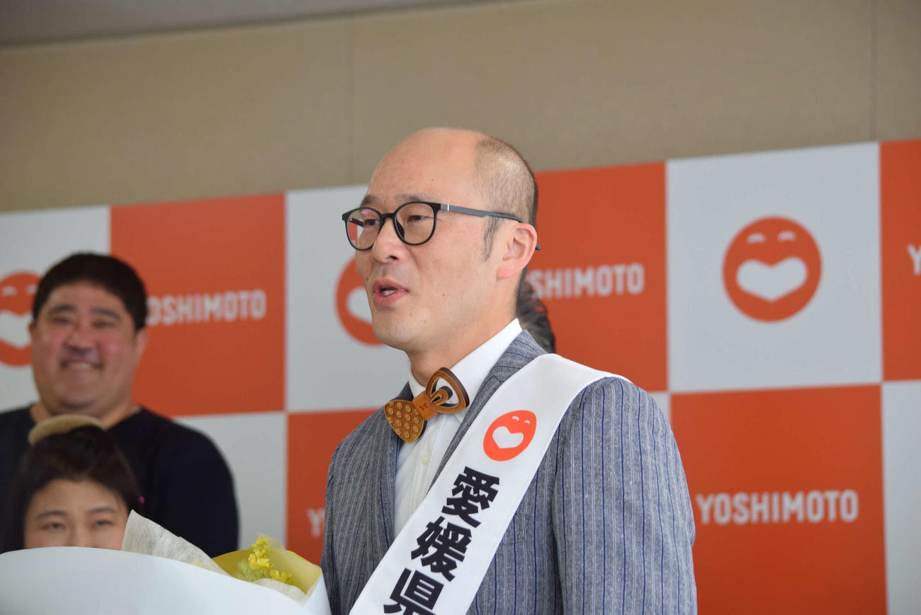 多和田上人の結婚を祝福したもりすけ（撮影・阪口孝志）