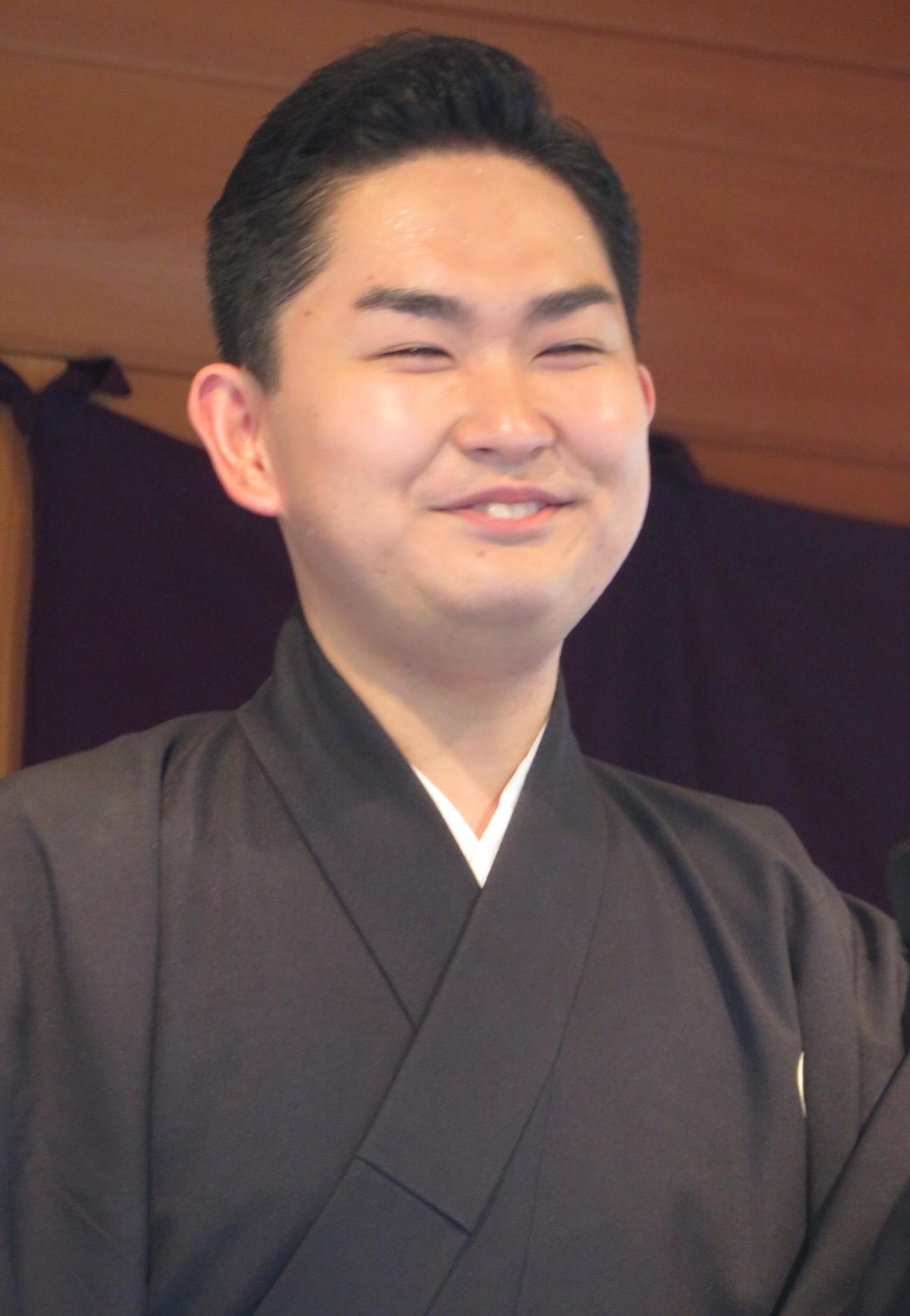 虎ノ門の金比羅離宮で新曲「さらば桜島」のヒット祈願と歌唱奉納を行った彩青