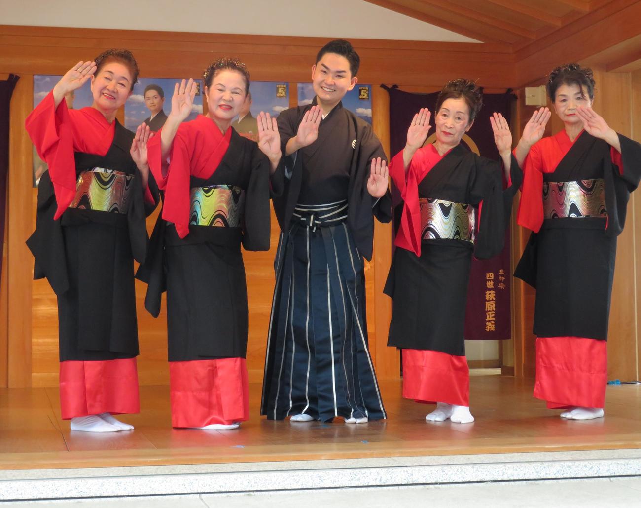 虎ノ門の金比羅離宮で新曲「さらば桜島」のヒット祈願と歌唱奉納を行った彩青（中央）
