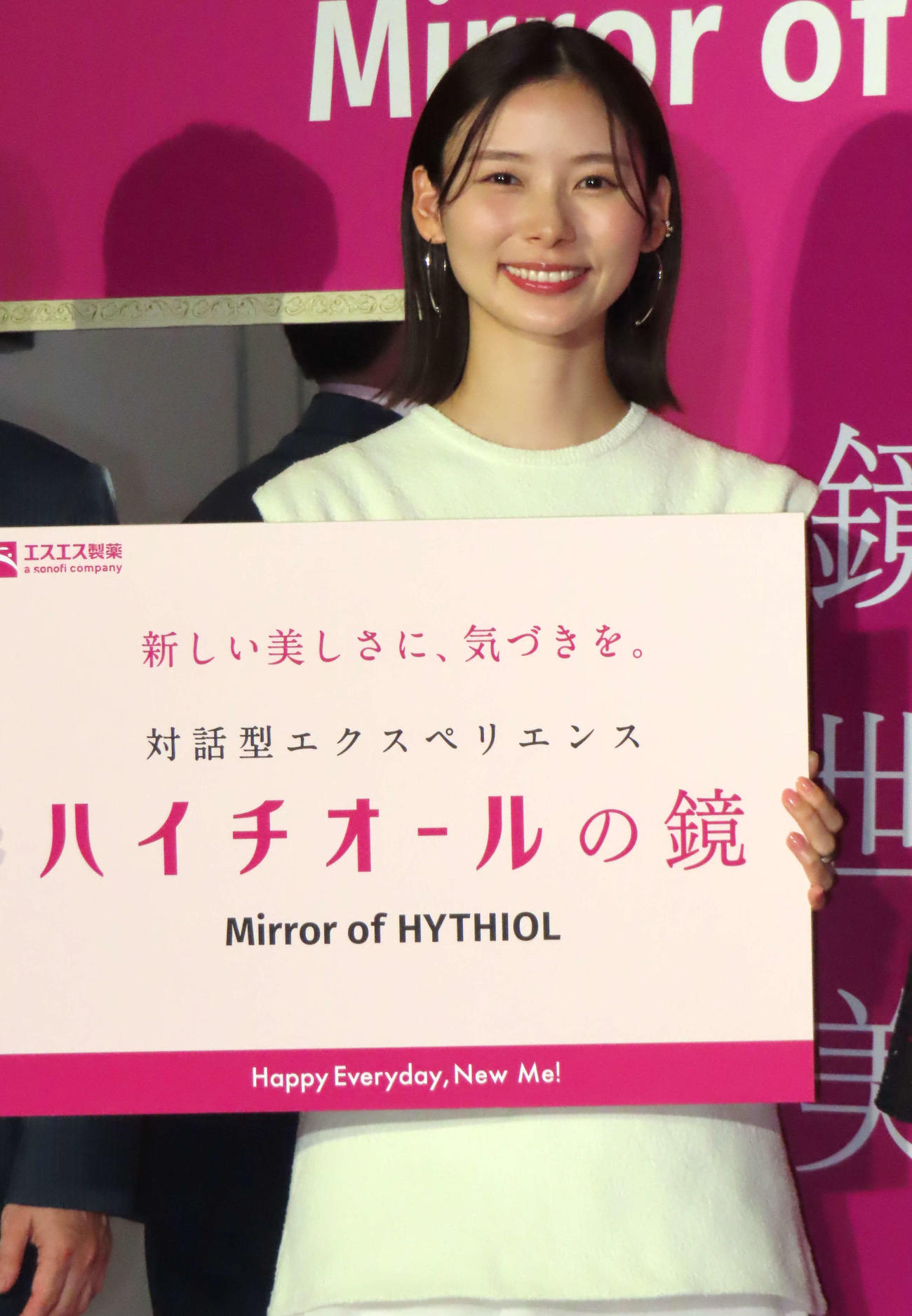 「ハイチオールの鏡」お披露目イベントに登壇した朝日奈央